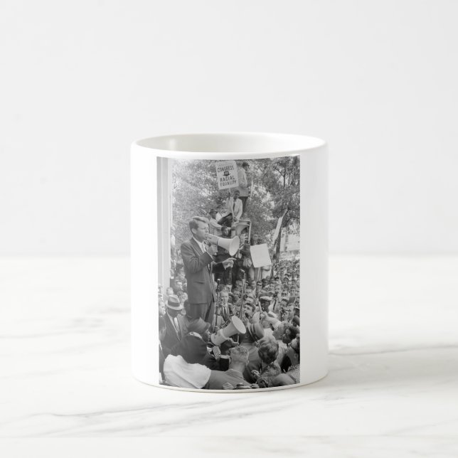 Sen. Robert Kennedy Campaigning für US-Präsident Kaffeetasse (Mittel)
