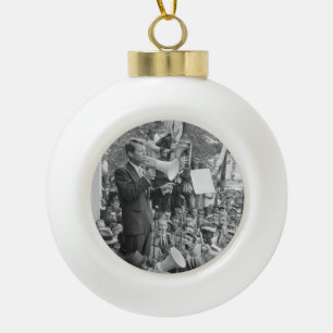 Sen. Robert Kennedy Campaigning für US-Präsident Keramik Kugel-Ornament