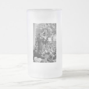 Sen. Robert Kennedy Campaigning für US-Präsident Mattglas Bierglas