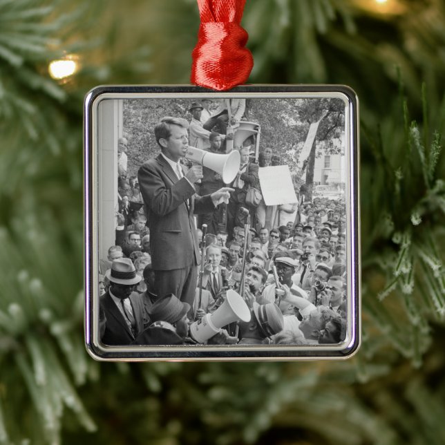 Sen. Robert Kennedy Campaigning für US-Präsident Ornament Aus Metall (Baum)