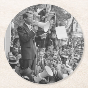 Sen. Robert Kennedy Campaigning für US-Präsident Runder Pappuntersetzer