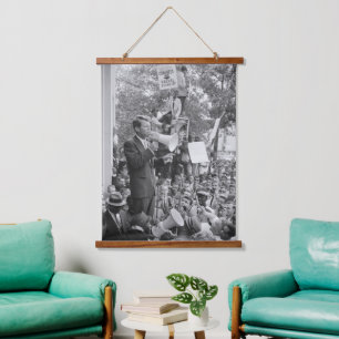 Sen. Robert Kennedy Campaigning für US-Präsident Wandteppich Mit Holzrahmen