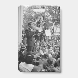 Senator Robert Kennedy bei seinem Wahlkampf um die Ausweis