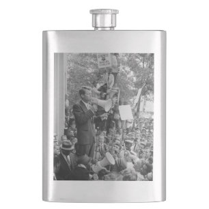 Senator Robert Kennedy bei seinem Wahlkampf um die Flachmann