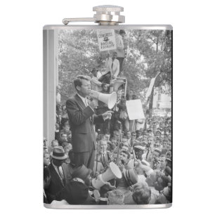 Senator Robert Kennedy bei seinem Wahlkampf um die Flachmann