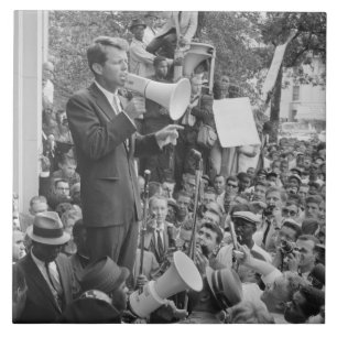 Senator Robert Kennedy bei seinem Wahlkampf um die Fliese