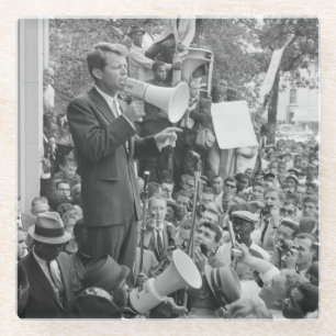 Senator Robert Kennedy bei seinem Wahlkampf um die Glasuntersetzer