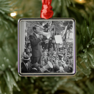 Senator Robert Kennedy bei seinem Wahlkampf um die Ornament Aus Metall