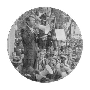 Senator Robert Kennedy bei seinem Wahlkampf um die Schneidebrett