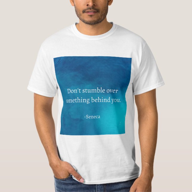 Seneca: Vorwärts fokussieren, nicht auf Vergangenh T-Shirt (Vorderseite)