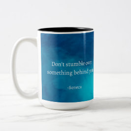 Seneca: Vorwärts fokussieren, nicht auf Vergangenh Zweifarbige Tasse