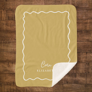 Senf-Gelbe Wavy-Grenze Mit Monogramm Sherpadecke