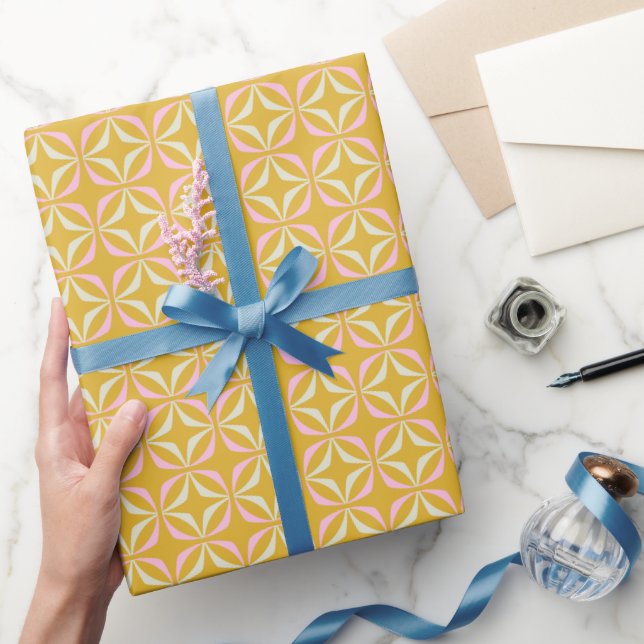 Senfgelb-Rosa Retro-Geometrisches Muster Mitte des Geschenkpapier (Schenken)