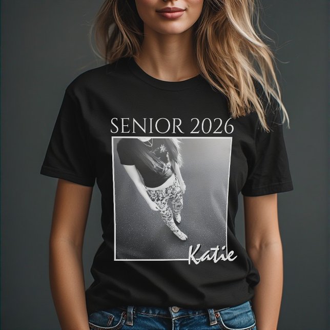 Senior 2026 Custom Photo & Name Minimalist Black  T-Shirt (Von Creator hochgeladen)