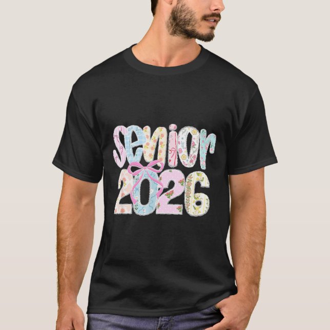 Senior 2026 pastellfarbene Blumen-Patchwork-Buchst T-Shirt (Vorderseite)
