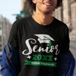 Senior class of 2022 Abschluss year name T - Shirt<br><div class="desc">Feiern Sie Ihr Senior- und Abschluss-Jahr mit diesem modernen T - Shirt mit einer zeitgenössischen Typografie "Senior 2023" in Weiß und Grün dekoriert mit einer schwarzen Graduierenkappe mit einer grünen Tassel; leicht anpassen Sie diesen T - Shirt mit Ihrem Abschluss Jahr und Namen durch die Bearbeitung der Vorlagenfelder. Dieser T...</div>