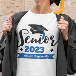 Senior class of 2023 Abschluss year naming T-Shirt<br><div class="desc">Feiern Sie Ihr Senior- und Abschluss-Jahr mit diesem modernen T - Shirt mit einer zeitgenössischen Typografie "Senior 2023" in Schwarz und Blau dekoriert mit einem schwarzen Graduierenkappe mit einem blauen Tassel; leicht anpassen Sie diesen T - Shirt mit Ihrem Abschluss Jahr und Namen durch die Bearbeitung der Vorlagenfelder. Dieser T...</div>