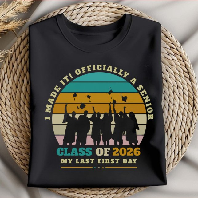 Senior Class of 2026 Last First Day Retro Sunset T-Shirt (Von Creator hochgeladen)