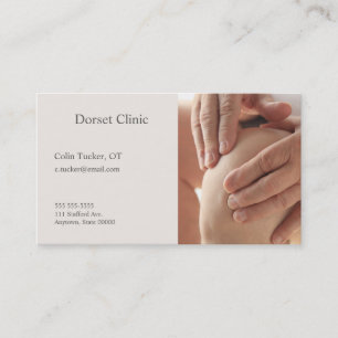 Senior hat Hände in seinem schmerzenden Knie Visitenkarte