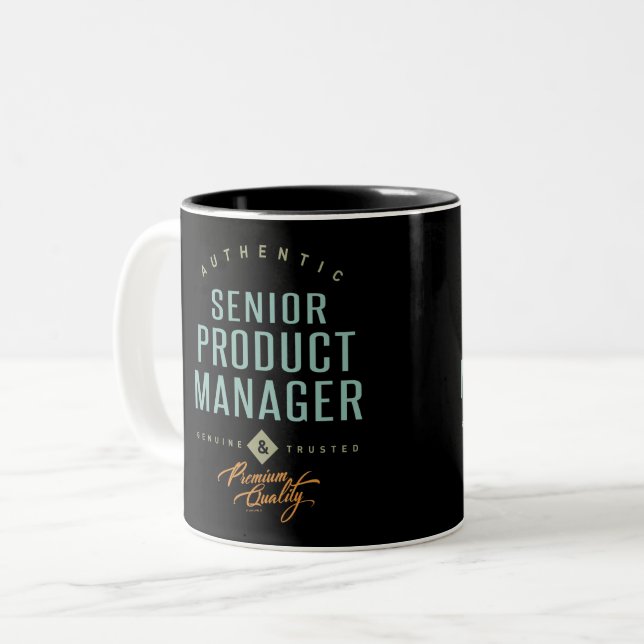 Senior Product Manager Zweifarbige Tasse (Vorderseite Links)