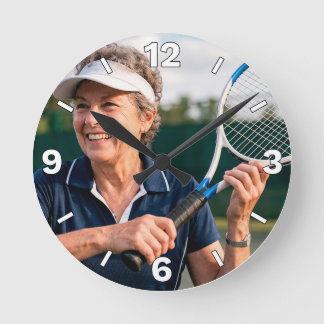 Senior Woman Tennis Player Sports Decor Runde Wanduhr