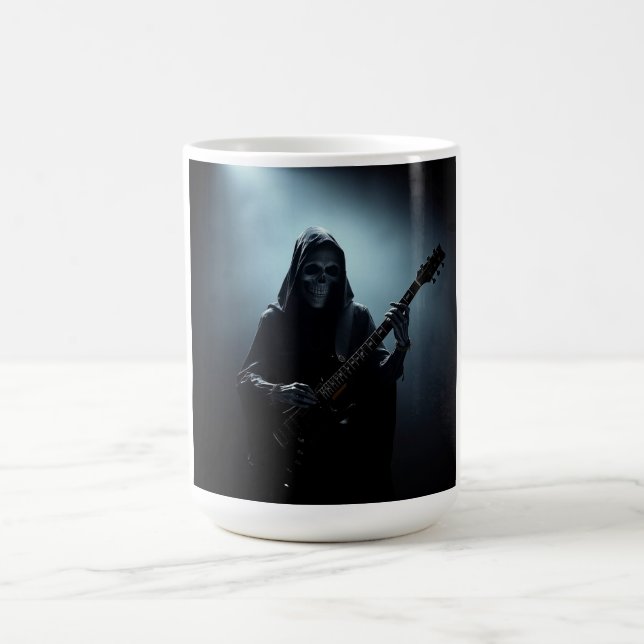 Sensenmann auf der Bühne mit Gitarre Kaffeetasse (Mittel)