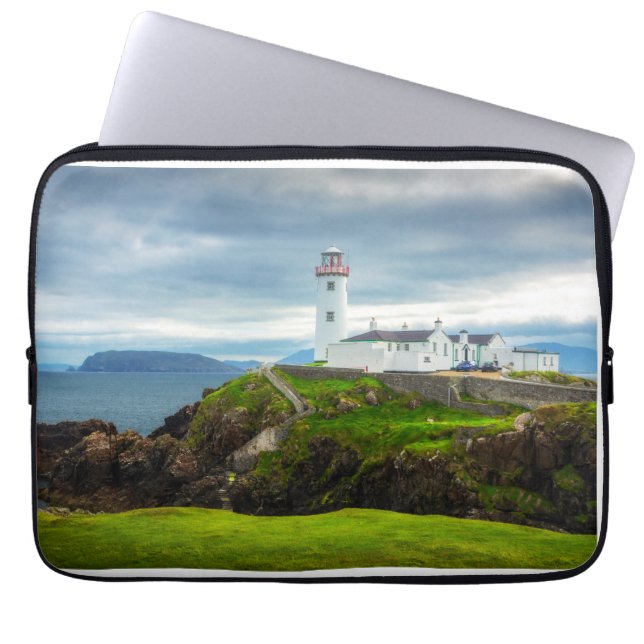 Sentinel of the Atlantic – Fanad Head Laptopschutzhülle (Vorderseite)