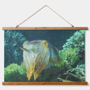 Sepia Nahaufnahme! Schimmernder Tintenfisch am Kor Wandteppich Mit Holzrahmen