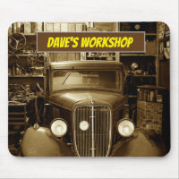 Sepia Vintage Car im Workshop