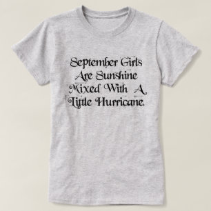 September-Mädchen-Sonnenschein gemischt mit T-Shirt