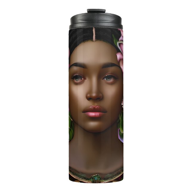 Serene afroamerikanische Frau mit Blume Thermosbecher (Vorderseite)