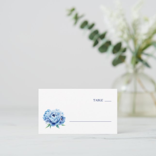 Serene Blue Minimalist Floral Platzkarte (Stehend Vorderseite)