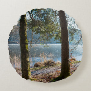 Serene Forest Lake View 1 Rundes Kissen