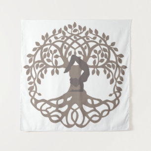 Serene Gray-White Yoga Pose vom Baum des Lebens Wandteppich