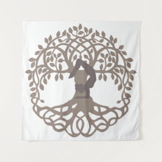 Serene Gray-White Yoga Pose vom Baum des Lebens Wandteppich
