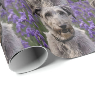 Serene Majesty: Wolfhound sitzt in einer Lila Iris Geschenkpapier