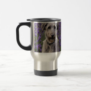 Serene Majesty: Wolfhound sitzt in einer Lila Iris Reisebecher
