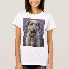 Serene Majesty: Wolfhound sitzt in einer Lila Iris T-Shirt