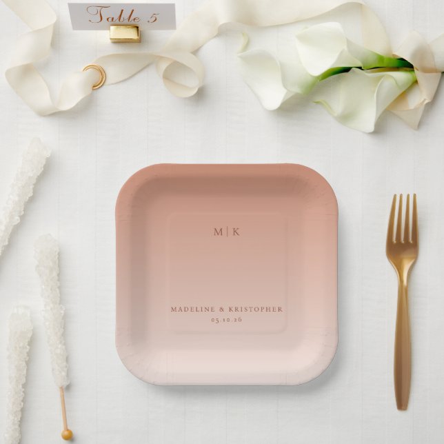 Serene Peach Minimalistische Typografie Pappteller (Hochzeit)