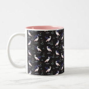 Serene Stork Pond Pattern - Elegante Spiegelungen Zweifarbige Tasse