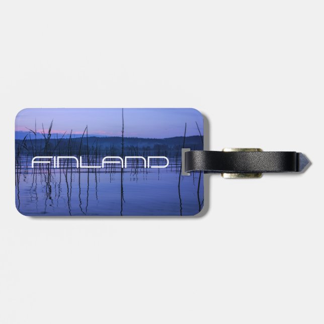 Serene und mistige See nach starkem Regen Gepäckanhänger (Rückseite horizontal)