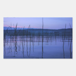 Serene und scheußliche See nach heftigem Regenaufk Rechteckiger Aufkleber