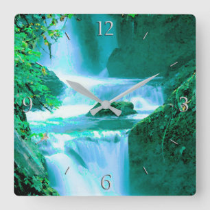 Serene Waterfall in Blau und Grün Quadratische Wanduhr
