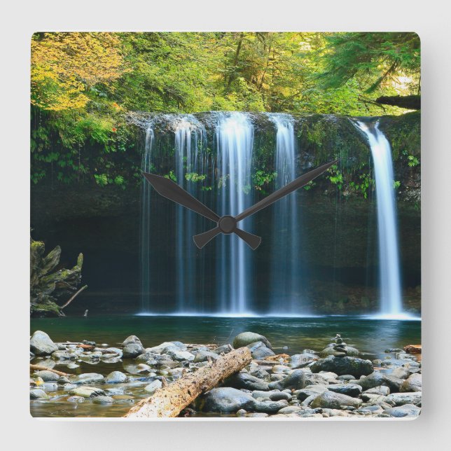 Serene Waterfall Quadratische Wanduhr (Vorderseite)