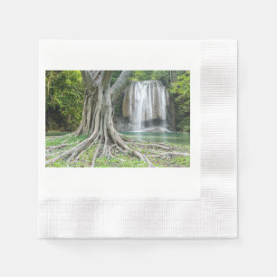 Serene Waterfall und majestätische Bäume Natur Nap Serviette