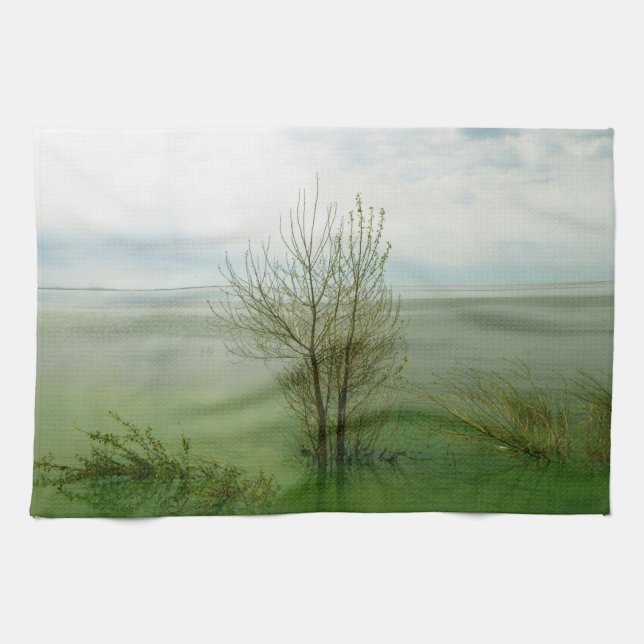 Serene Waterscape Landscape Handtuch (Horizontal)
