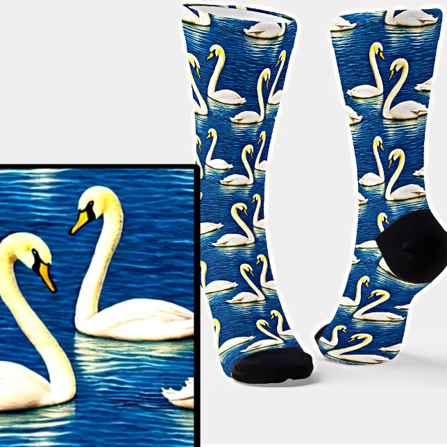 Serene White Swans Schwimmen auf einem blauen See Socken (Von Creator hochgeladen)