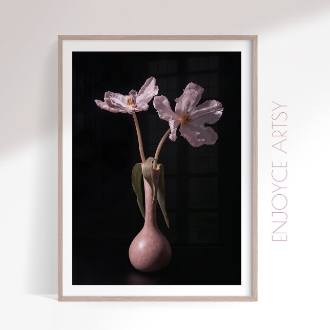 Serene-Wild-Tulpe-Stillleben-Mauerwerk Poster (Von Creator hochgeladen)