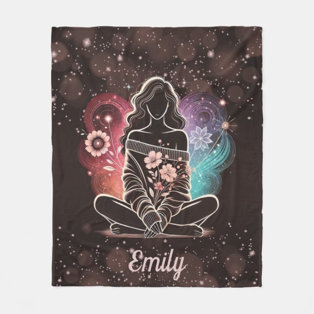 Serene Woman in einem kosmischen Blumentraum Fleecedecke (Vorderseite)
