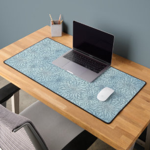 Serenity in Ice Blue Florals Schreibtischunterlage